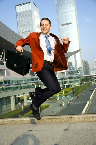 Homem de negócios saltando — Fotografia de Stock