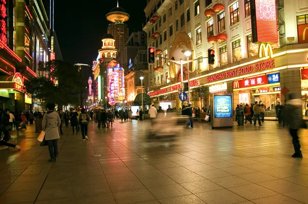 Shanghai - Nanjing Road por la noche — Foto de Stock