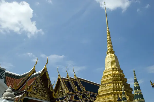Emerald buddha-templet i bangkok — Stockfoto