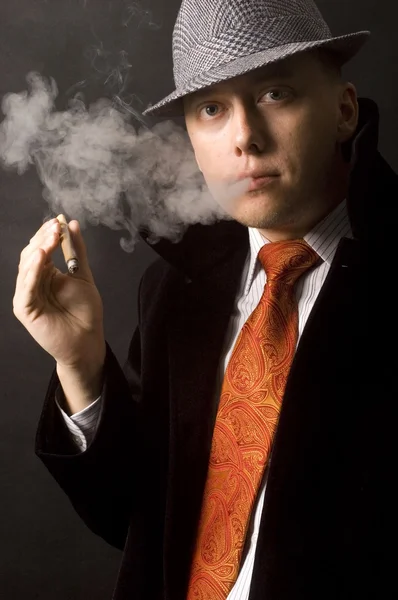 Seriös affärsman, röka cigarr Stockfoto