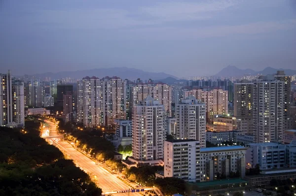 Moderna stadsbild genom natten — Stockfoto
