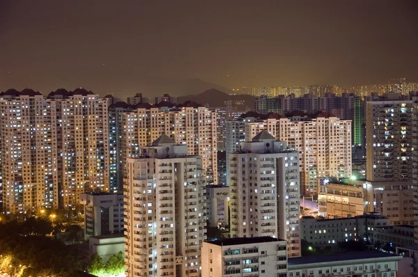 Современный городской пейзаж ночью — стоковое фото