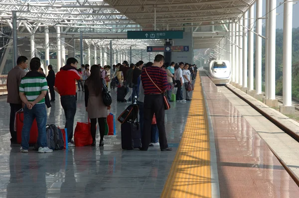 YueYang, Chine - en attente d'un train rapide — Photo