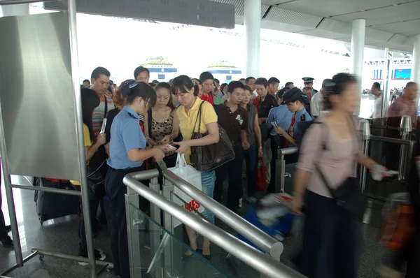 Estación de tren de Guangzhou - pasajeros — Foto de Stock