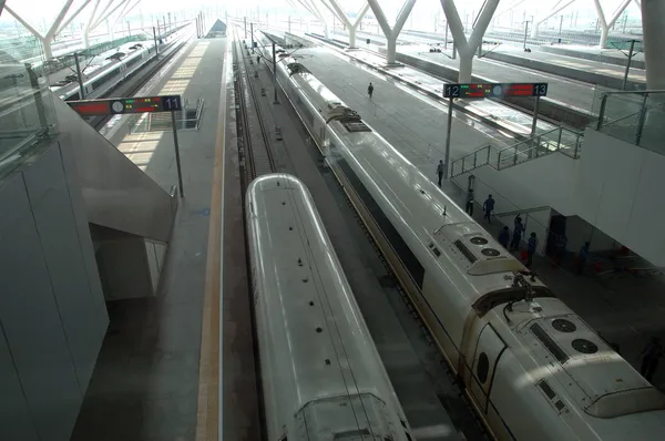 Hogesnelheidstreinen in guangzhou station — Stockfoto