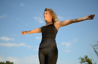 Parktaki kadın modeli egzersizleri