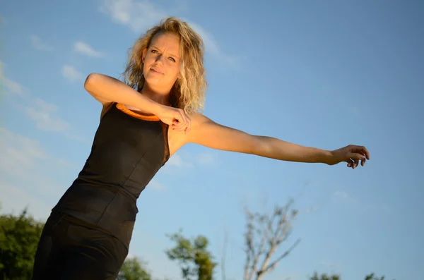 Female model exercises in the park — Stock Photo, Image