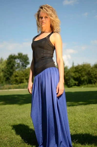 Blond vrouwelijke model in blauwe jurk — Stockfoto