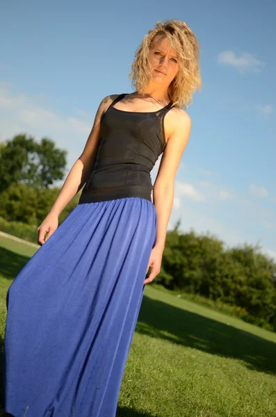 Modèle femme blonde en robe bleue — Photo
