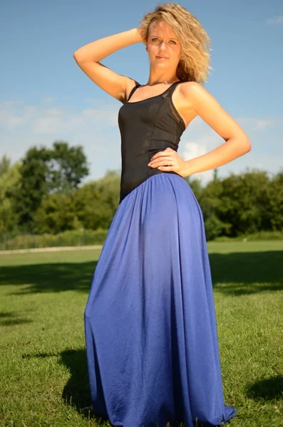Blonďatá modelka v modrých šatech — Stock fotografie