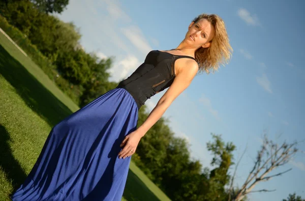 Ξανθιά γυναίκα μοντέλο σε μπλε φόρεμα — Φωτογραφία Αρχείου