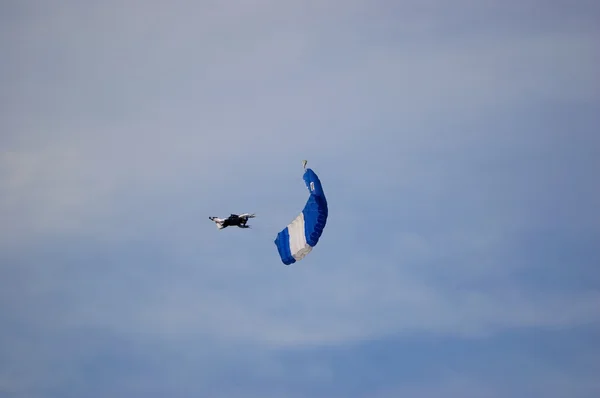 Прыжки с парашютом в Польше — стоковое фото