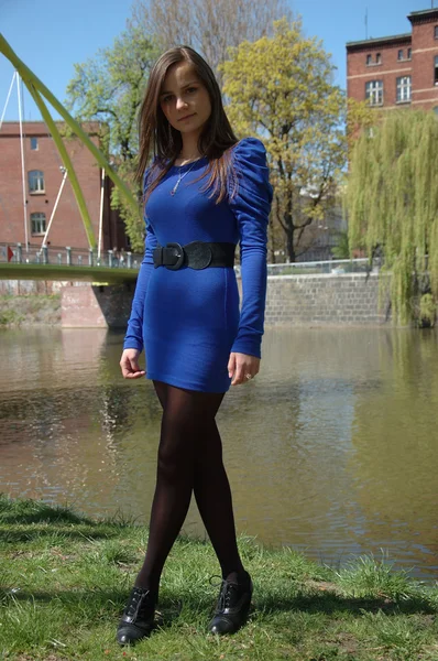 Mavi elbiseli kız — Stok fotoğraf