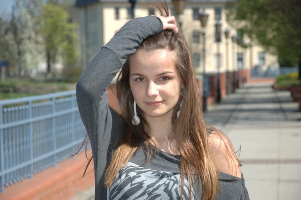 Blond tjej på gatan — Stockfoto