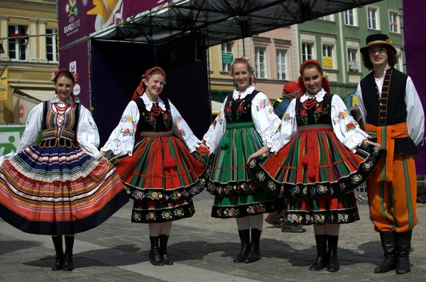 Folk dancers in traditional uniforms — Stock Photo, Image