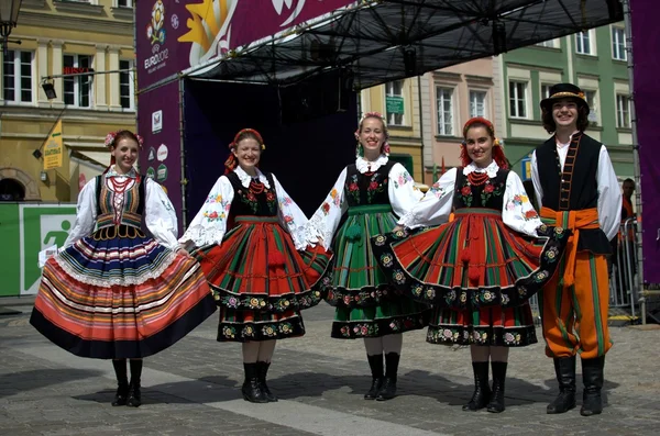 Folk dancers in traditional uniforms — Stock Photo, Image