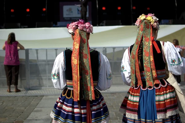 Meninas em vestidos poloneses tradicionais — Fotografia de Stock