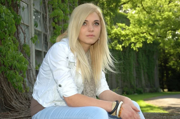 Young female model in park — Stock Photo, Image