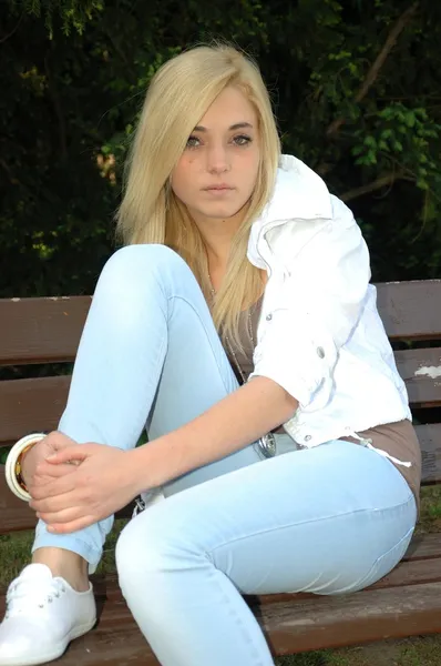 공원에서 젊은 여성 모델 — 스톡 사진