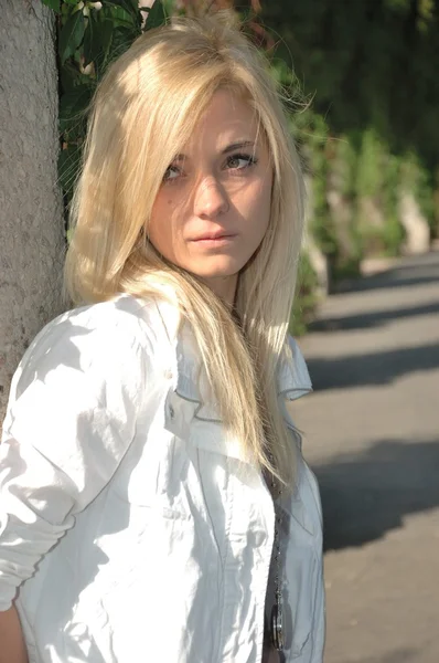 Young female model in park — Stock Photo, Image