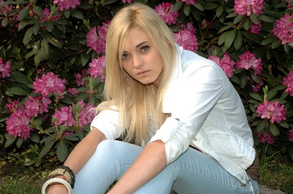 Young female model in park — Stock Photo, Image