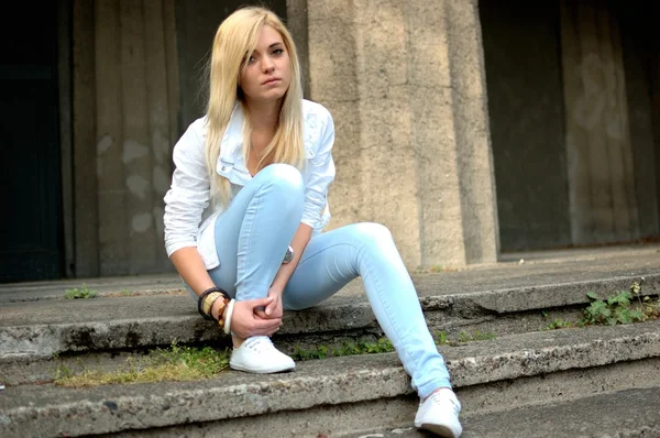 Teenage girl sitting on stairs — Stock Photo, Image