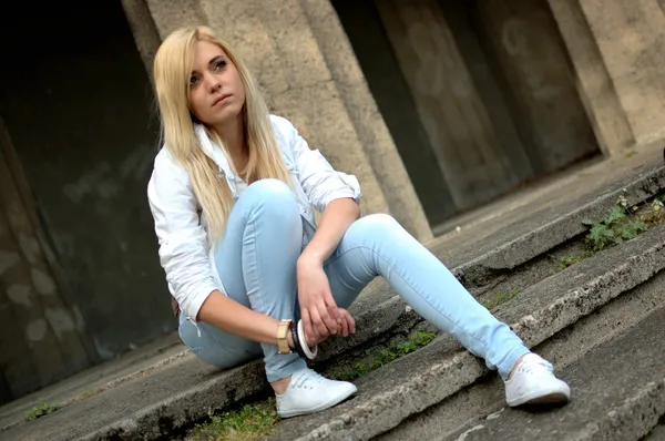 Teenage girl sitting on stairs — Stock Photo, Image