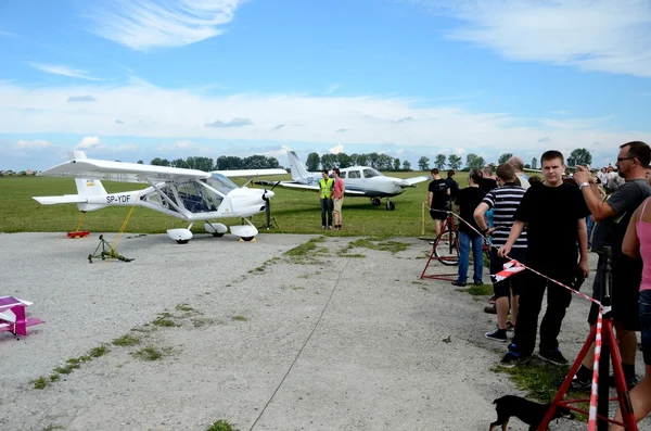Hava gösteri - ziyaretçiler hayranlıkla uçaklar — Stok fotoğraf
