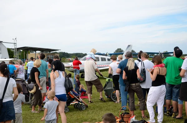 Air show - visitors admire planes — Stock Photo, Image