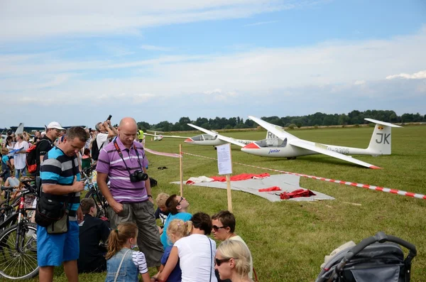 Air show - bezoekers genieten van vliegtuigen — Stockfoto