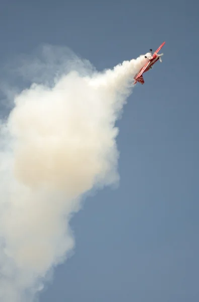 Air show - акробатический самолет — стоковое фото