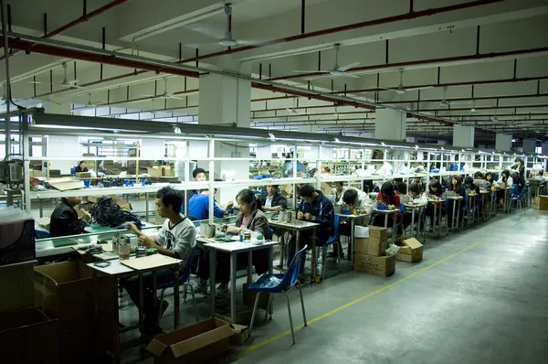 イヤホン中国の工場で ロイヤリティフリーのストック画像