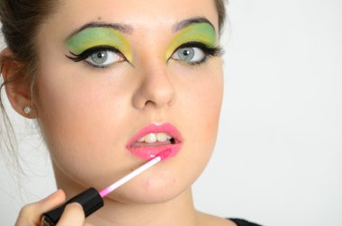 dudak parlatıcısı kullanan kız