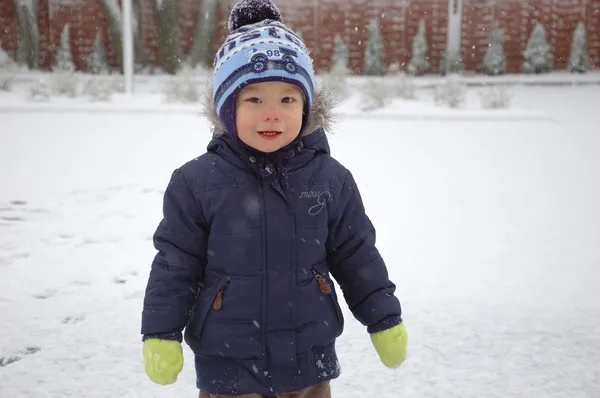 Çocuk kış bir yürüyüş