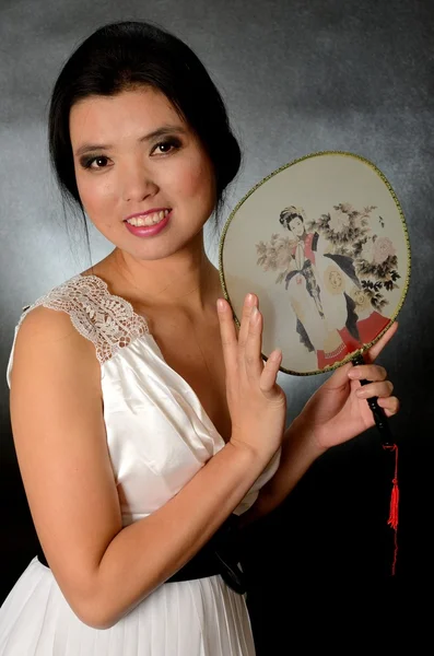 Senhora chinesa com ventilador — Fotografia de Stock