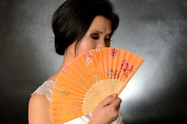 Chinese dame met ventilator — Stockfoto