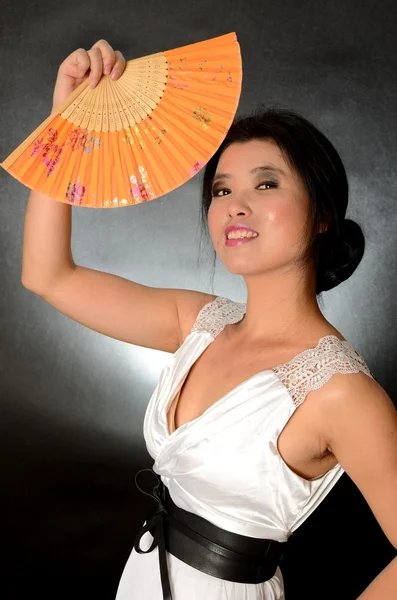Chinese dame met ventilator — Stockfoto