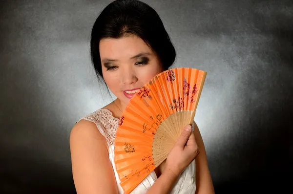 Signora cinese con ventilatore — Foto Stock