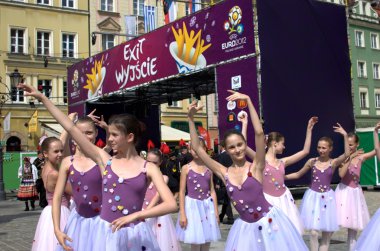 euro 2012 fanzone adlı bale dansçıları