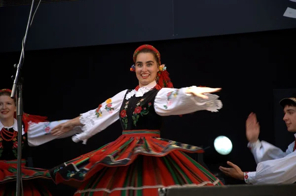 Dançarina folclórica feminina — Fotografia de Stock