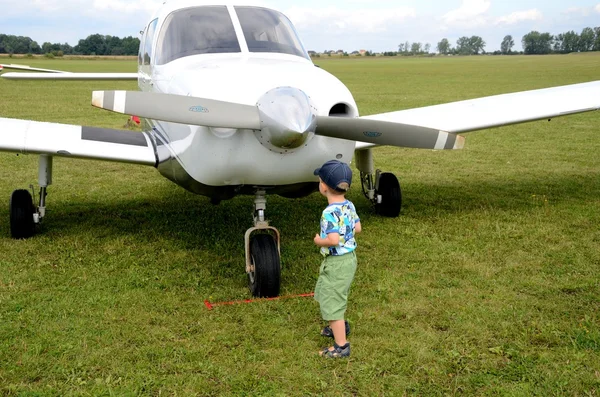 Pokazy lotnicze - dziecko i samolot — Zdjęcie stockowe