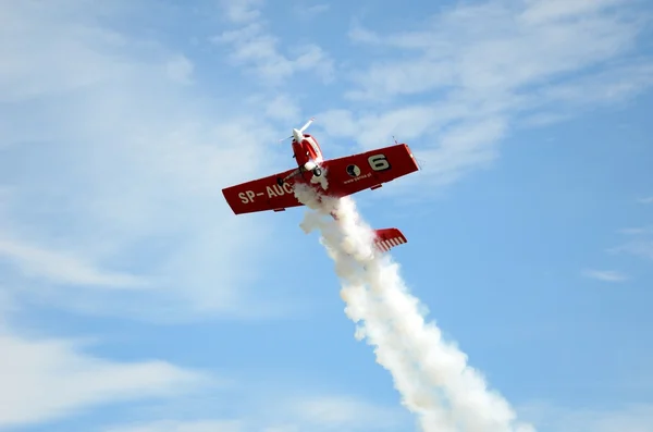 Air show - акробатический самолет — стоковое фото