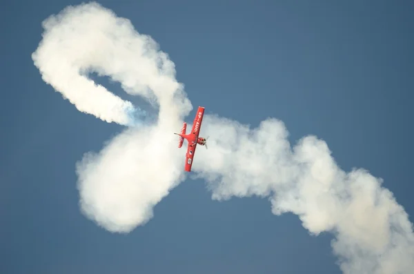 Air show - акробатический самолет — стоковое фото