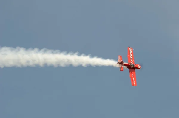 Air show - акробатический самолет — стоковое фото