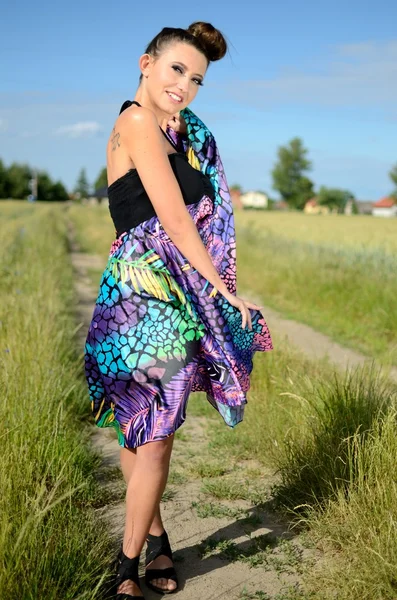 Modelo feminino com vestido colorido — Fotografia de Stock