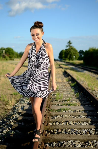 沿着铁路走的女孩 — 图库照片