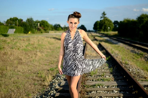 Mädchen läuft an Bahngleisen entlang — Stockfoto