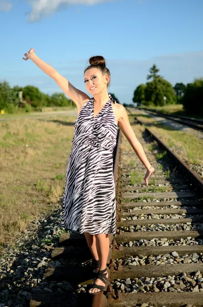 Menina caminha ao longo da ferrovia — Fotografia de Stock