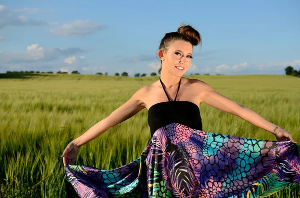 Jeune fille dans les champs verts — Photo