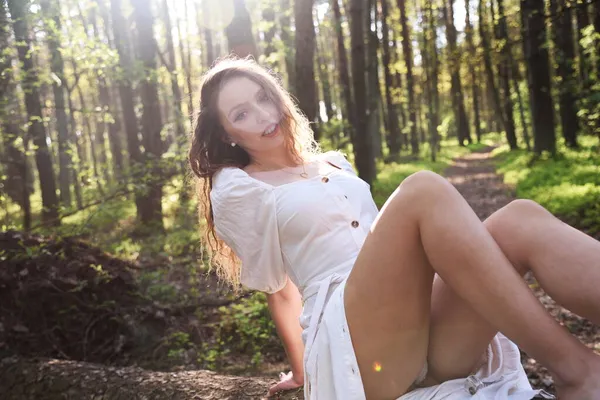 Красивая Молодая Женщина Позирующая Лесу Открытыми Ногами Зеленые Окрестности Весной — стоковое фото